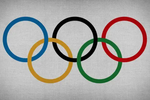 Pięć splecionych kół, symbolizujących jedność świata, tworzy znak olimpijski.