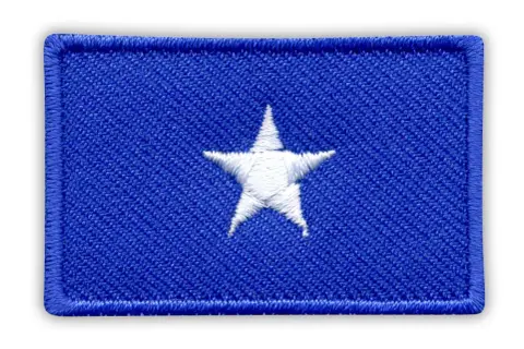 Naszywka z flagą Somalii: niebieskie tło z białym, pięcioramiennym gwiazdorem pośrodku.