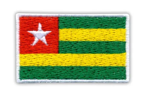 Naszywka z flagą Togo. Czerwony kwadrat z białą gwiazdą obok zielono-żółtych pasów.