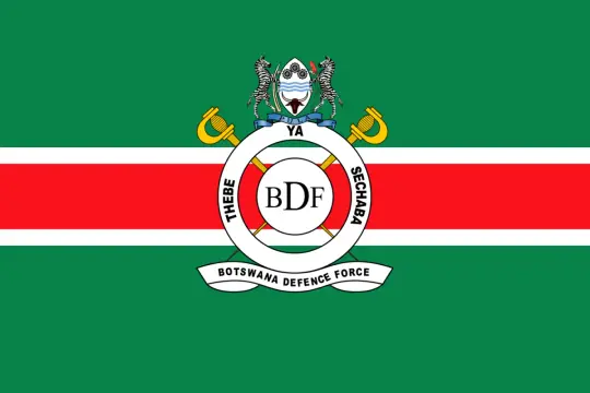 Flaga Botswany Defence Force: zielone pasy z białym i czerwonym środkowym pasem, herb z zebrą i mieczami, okrąg z napisem "BDF".