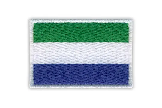 Haftowana flaga Sierra Leone z zielonym, białym i niebieskim pasem.