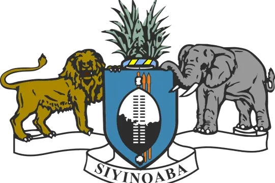 Herb Eswatini: lew i słoń podtrzymują tarczę z włóczniami i tarczą, nad nimi ananas. Slogan "SIYINQABA".