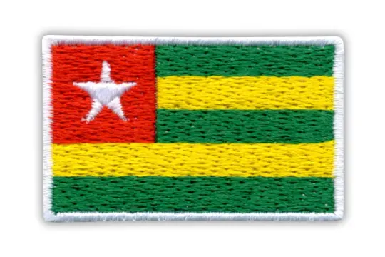 Naszywka z flagą Togo. Czerwony kwadrat z białą gwiazdą obok zielono-żółtych pasów.