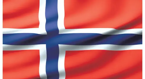 Flaga Norwegii: czerwona z białym i niebieskim krzyżem.