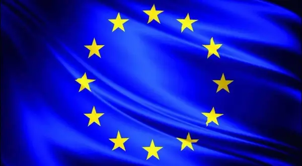 Flaga Unii Europejskiej: niebieskie tło z kręgiem dwunastu złotych gwiazd.