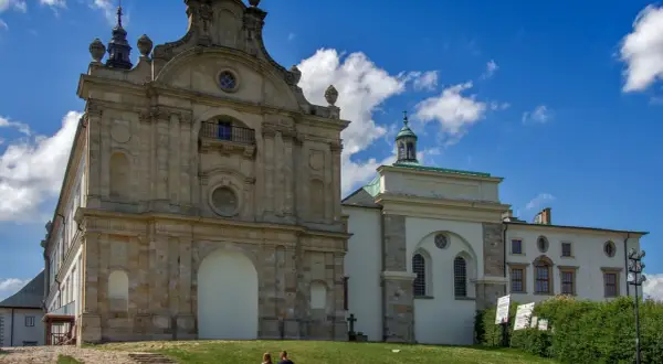 Na Łysej Górze widać barokowy klasztor z kamienną fasadą i zieloną kopułą.