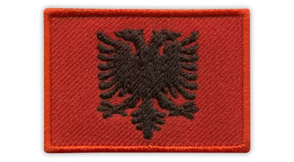 Naszywka z dwugłowym czarnym orłem na czerwonym tle – flaga Albanii.