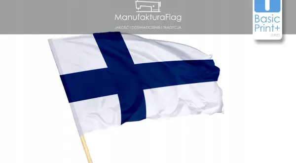 Flaga biała z niebieskim krzyżem, symbol Finlandii, powiewa na drewnianym kiju.