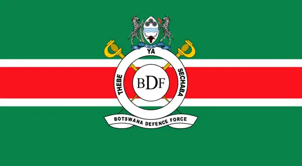 Flaga Botswany Defence Force: zielone pasy z białym i czerwonym środkowym pasem, herb z zebrą i mieczami, okrąg z napisem "BDF".