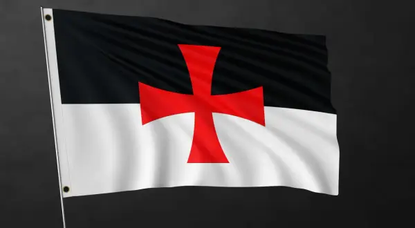 Flaga templariuszy: czarno-biała z czerwonym krzyżem. Symbolizuje historię i dziedzictwo rycerzy.