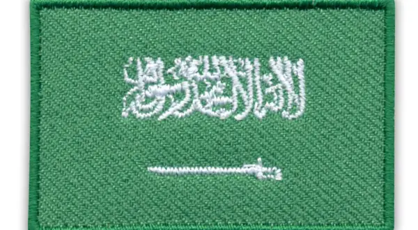 Flaga Arabii Saudyjskiej z białym napisem i mieczem na zielonym tle.