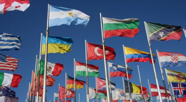 Wiele flag narodowych powiewa na wietrze. Czy to najtrudniejsza flaga na świecie?