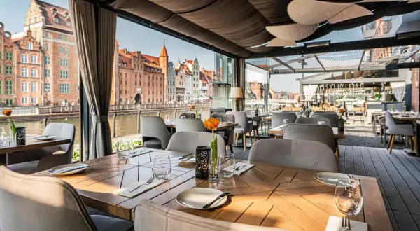 Elegancka restauracja z widokiem na zabytkowe kamienice. Idealne miejsce, by zjeść w międzygórzu.