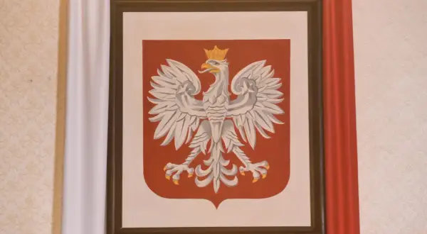 Obraz przedstawia godło polskie – białego orła w koronie na czerwonej tarczy.