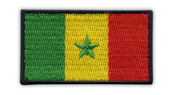 Naszywka z flagą Senegalu: zielony, żółty i czerwony pas pionowy, z zieloną gwiazdą pośrodku.