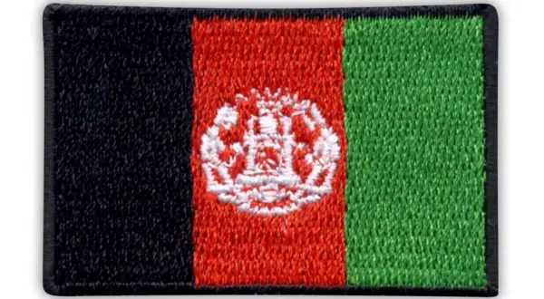Naszywka z flagą czarno-czerwono-zieloną, symbolizującą Afganistan, z białym godłem pośrodku.