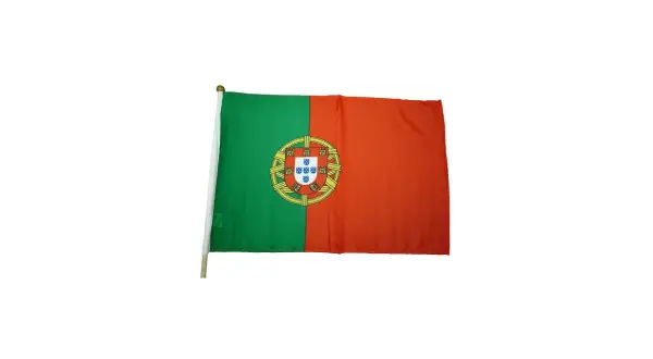 Flaga zielono czerwona z tarczą herbową. Dumnie powiewa na maszcie, symbolizując Portugalię.
