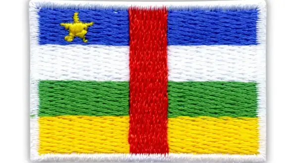 Naszywka z flagą Republiki Środkowoafrykańskiej. Jej kolory afryki - niebieski, biały, zielony, żółty i czerwony - symbolizują dumę, pokój, nadzieję, bogactwo i poświęcenie.
