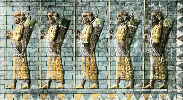 Starożytny fryz z Persji przedstawia nieśmiertelnych, strażników w żółtych szatach z łukami i włóczniami.