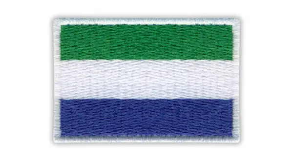 Haftowana flaga Sierra Leone z zielonym, białym i niebieskim pasem.