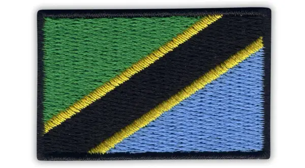 Naszywka z flagą Tanzanii, z zielonym, czarnym i niebieskim pasem rozdzielonymi żółtymi liniami.