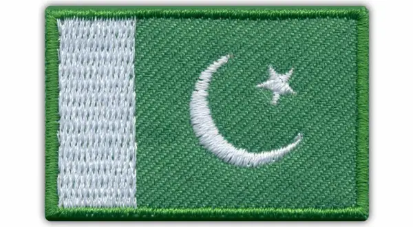 Naszywka z flagą Pakistanu. Zielone tło z białym półksiężycem i gwiazdą, oraz pionowym białym pasem po lewej stronie.