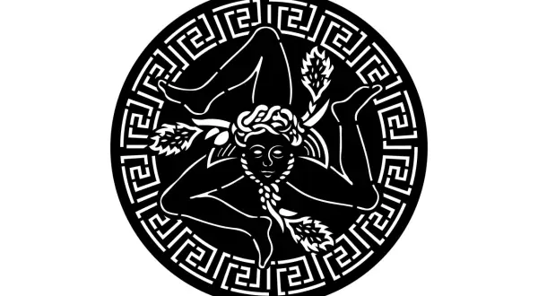 Czarno-biały symbol Trinacria z nogami i głową kobiety, otoczony greckim wzorem meandra.