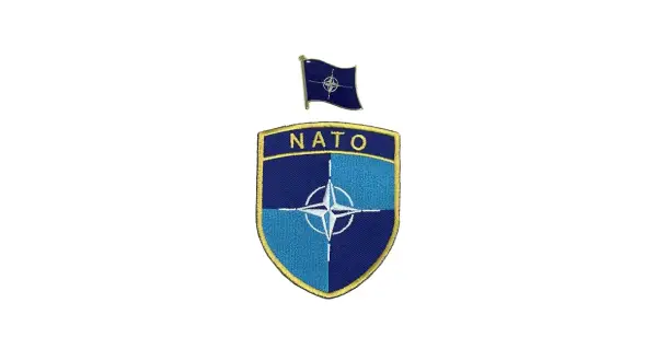 Naszywka i przypinka z symbolem NATO.