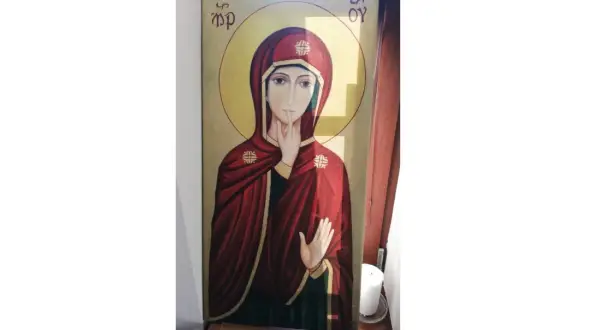 Ikona Matki Bożej w głębokich, maryjnych kolorach. Czerwień płaszcza i złota aureola podkreślają jej majestat.