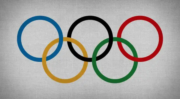Pięć splecionych kół, symbolizujących jedność świata, tworzy znak olimpijski.