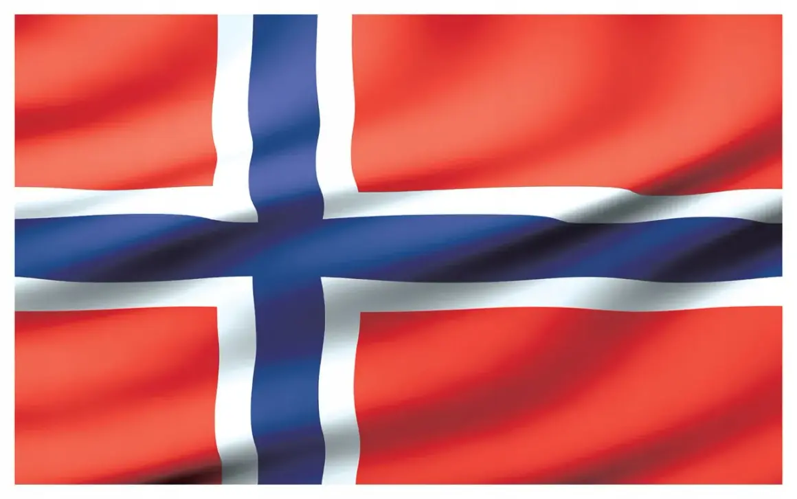 Flaga Norwegii: czerwona z białym i niebieskim krzyżem.