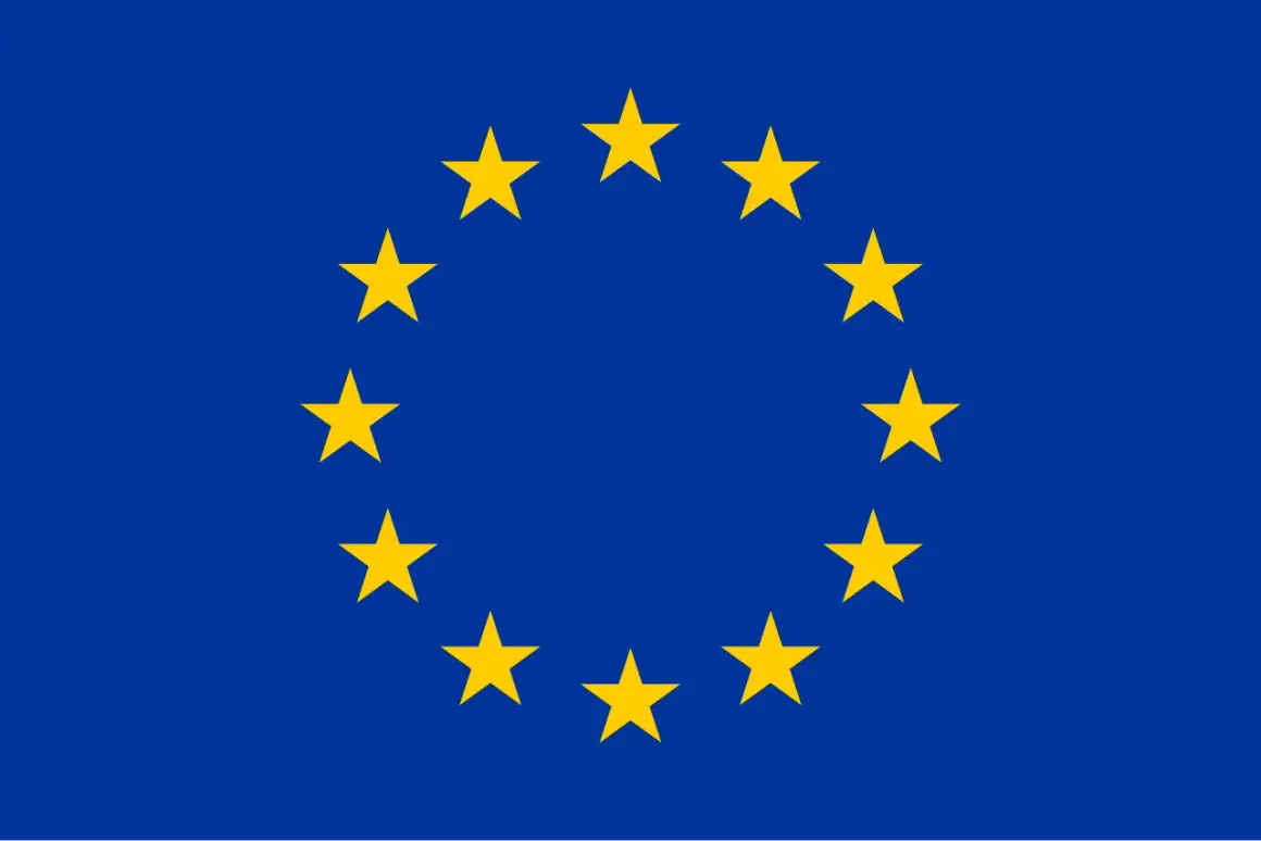 Flagi krajów europejskich tworzą okrąg złotych gwiazd na niebieskim tle. Symbol jedności i współpracy.
