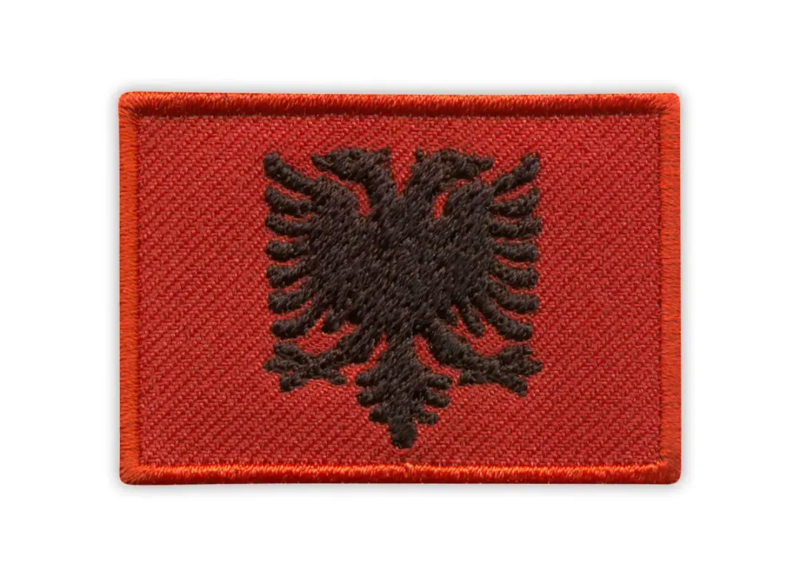 Naszywka z dwugłowym czarnym orłem na czerwonym tle – flaga Albanii.