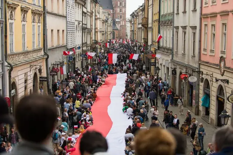 Dlaczego flaga Polski jest biało-czerwona? Odkryj jej znaczenie i historię