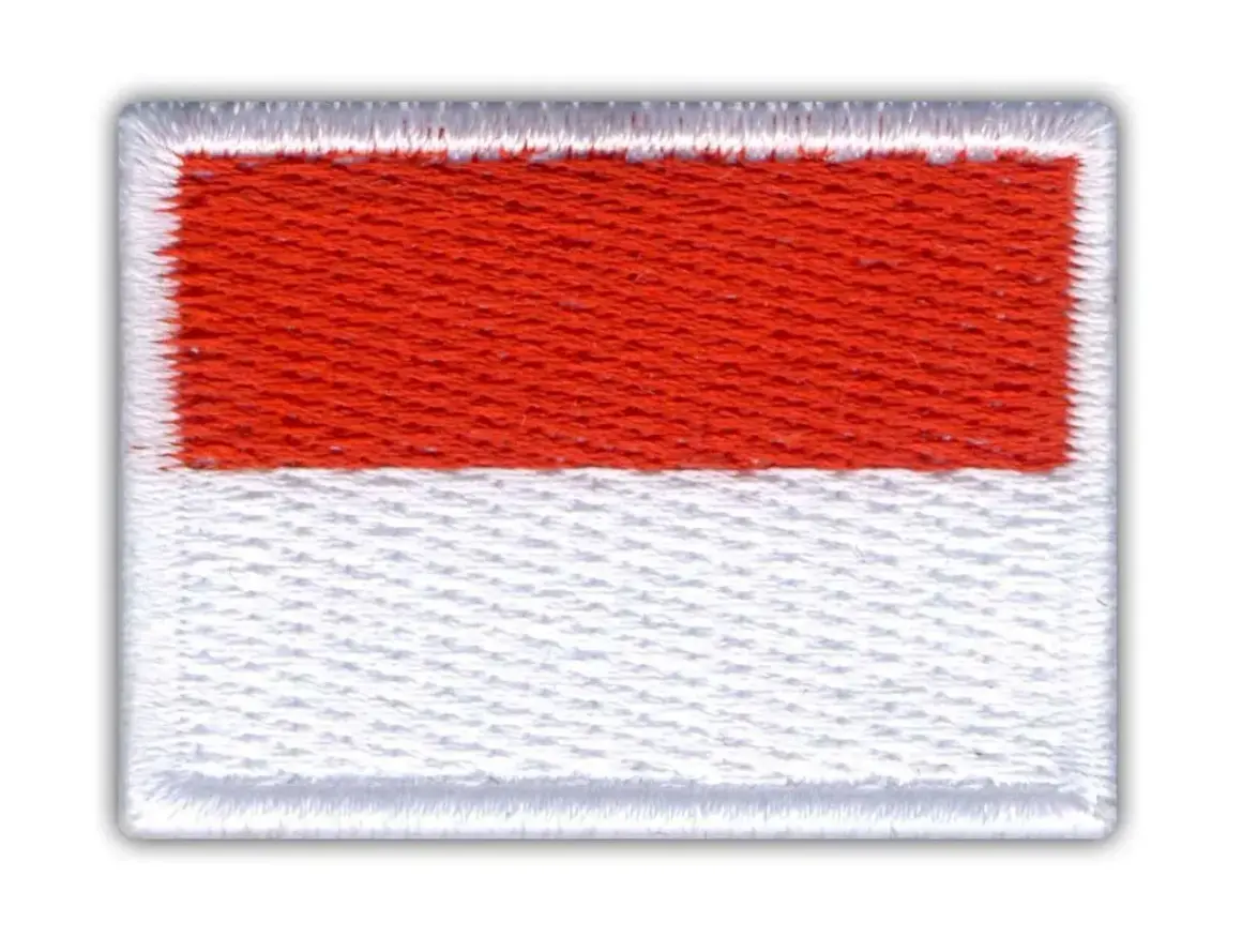 Naszywka z flagą Monako i flagą Polski. Dwa kraje, dwie flagi, jedna naszywka.