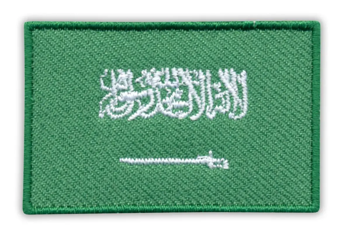 Flaga Arabii Saudyjskiej z białym napisem i mieczem na zielonym tle.
