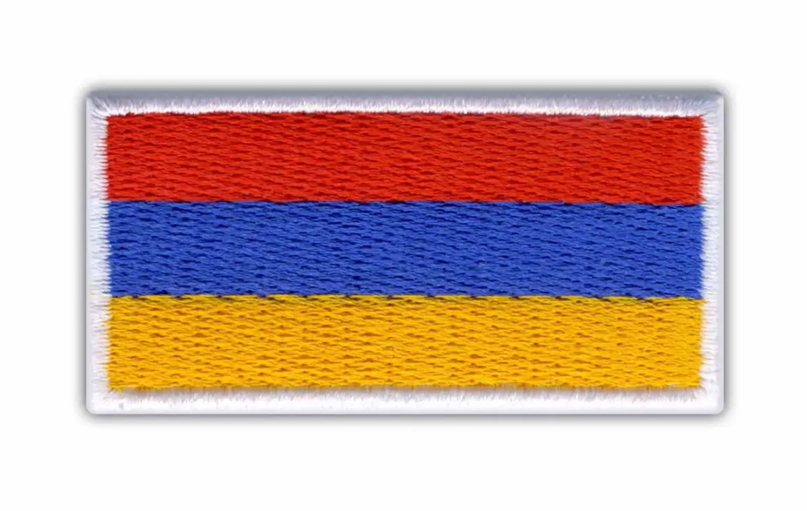 Naszywka z flagą Armenii: czerwono-niebiesko-pomarańczowa.