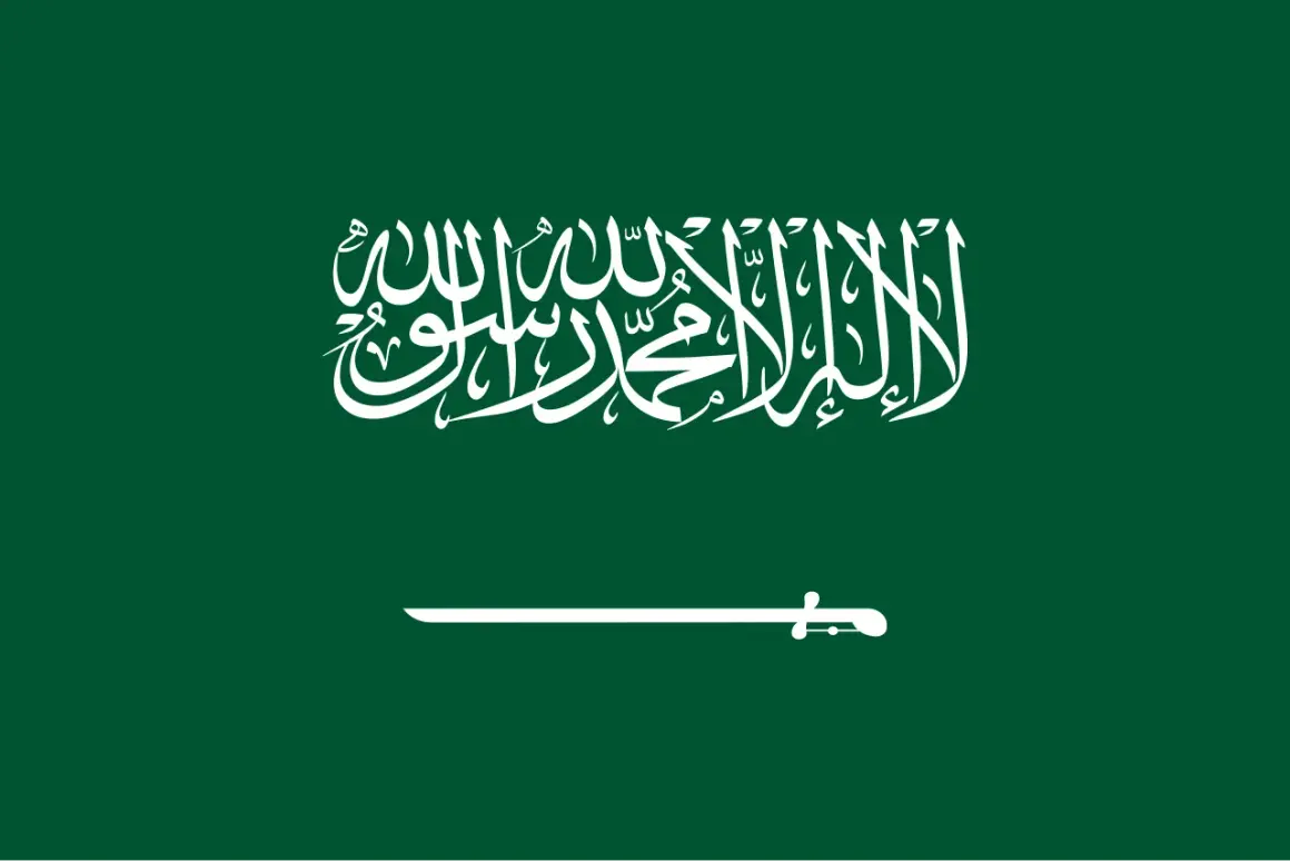 Flaga Arabii Saudyjskiej: zielone tło, biały napis w kaligrafii arabskiej i biały miecz.
