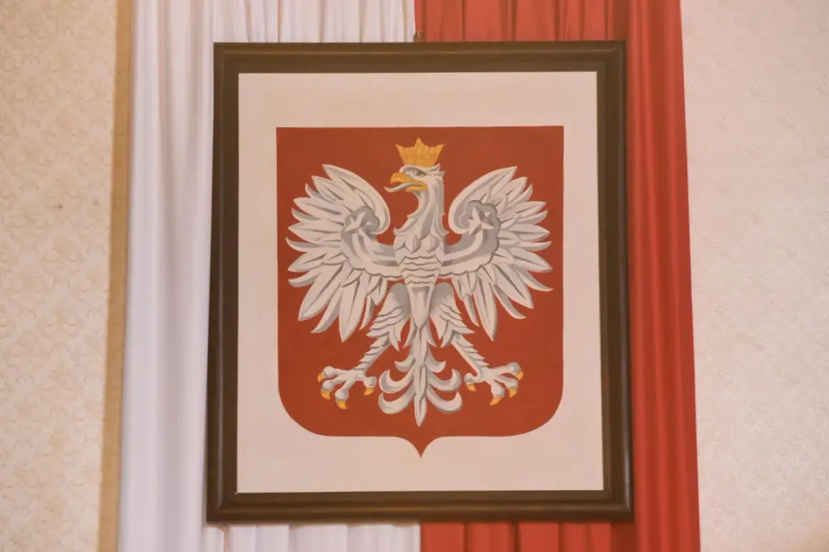Obraz przedstawia godło polskie – białego orła w koronie na czerwonej tarczy.