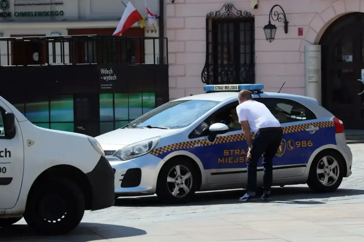 Strażnik miejski rozmawia z kierowcą. Czy łódź jest bezpieczna? Nie, to radiowóz.