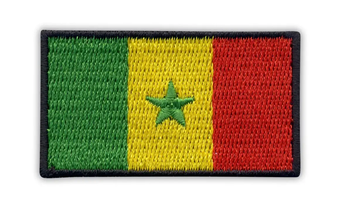 Naszywka z flagą Senegalu: zielony, żółty i czerwony pas pionowy, z zieloną gwiazdą pośrodku.