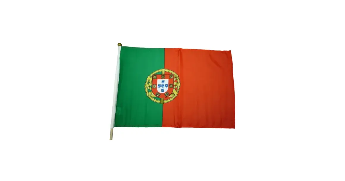 Flaga zielono czerwona z tarczą herbową. Dumnie powiewa na maszcie, symbolizując Portugalię.