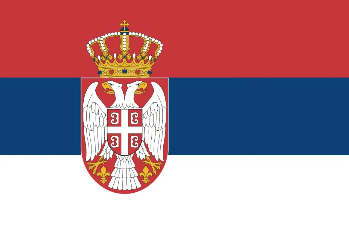 Flaga Serbii: czerwony, niebieski i biały pasy z dwugłowym orłem i koroną.