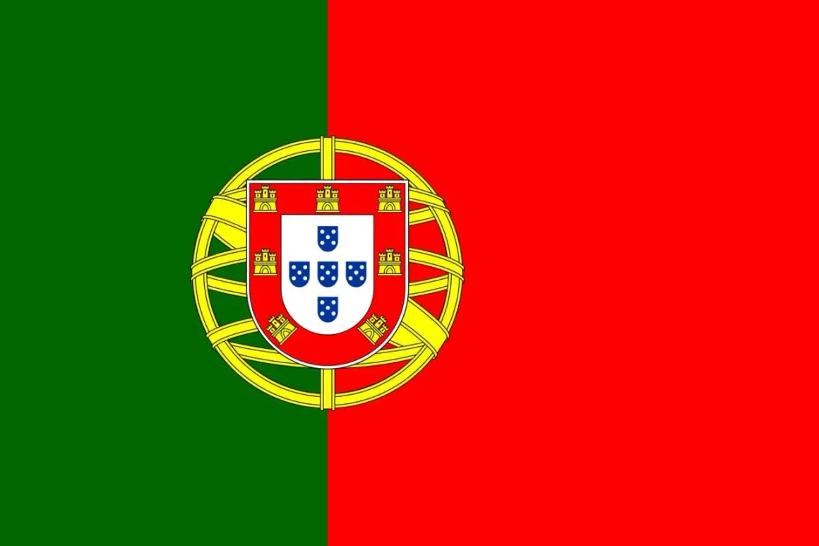 Flaga Portugalii: zielony i czerwony pas pionowy, z tarczą herbową z zamkami i tarczkami z pięcioma niebieskimi tarczkami.