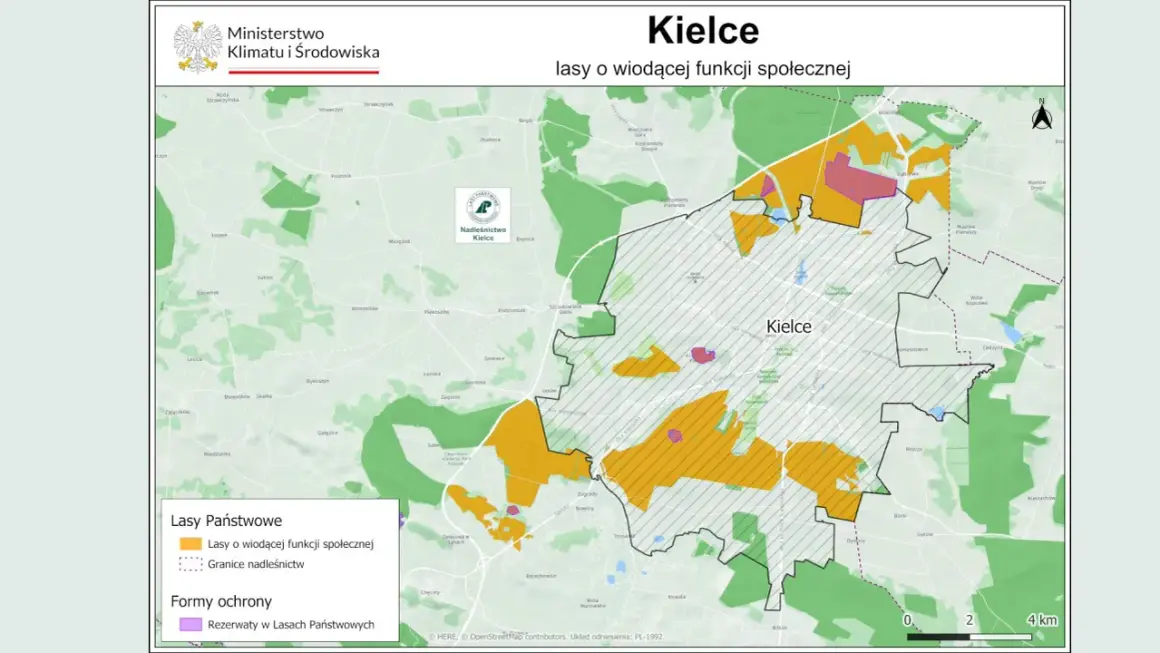 Mapa przedstawia Kielce i okolice, pokazując lasy o wiodącej funkcji społecznej. Kielce to miasto w województwie świętokrzyskim.