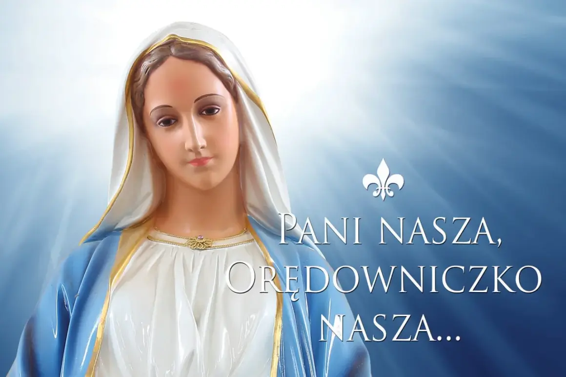 Figurka Matki Bożej z napisem "Pani Nasza, Orędowniczko Nasza...". Flaga maryjna.