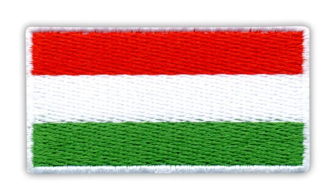 Naszywka z flagą Węgier: poziome pasy czerwony, biały i zielony.