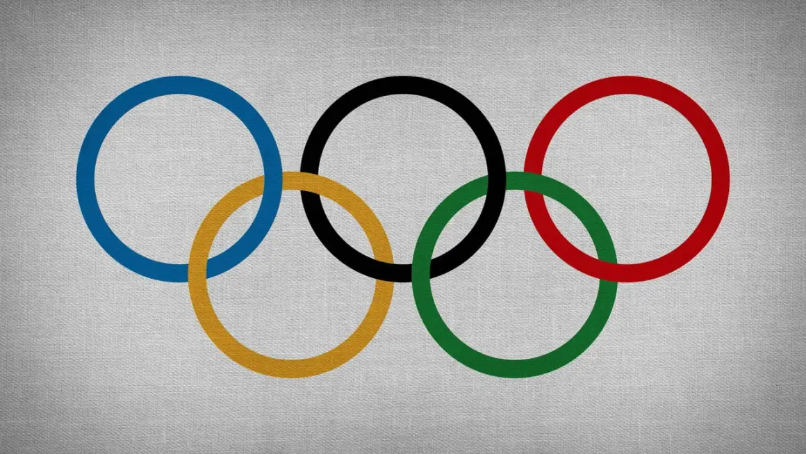 Pięć splecionych kół, symbolizujących jedność świata, tworzy znak olimpijski.
