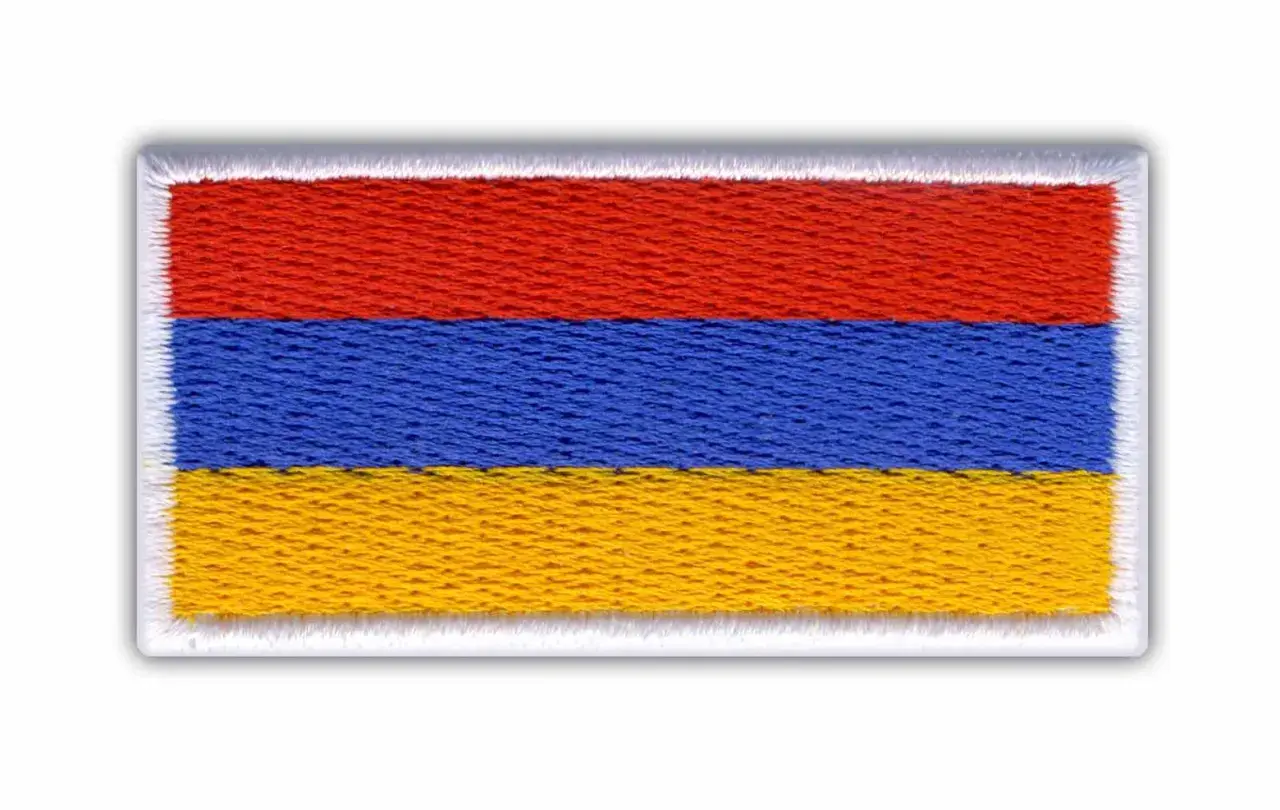 Naszywka z flagą Armenii: czerwono-niebiesko-pomarańczowa.