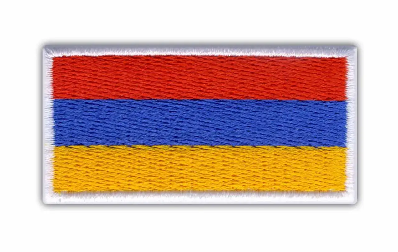 Naszywka z flagą Armenii: czerwono-niebiesko-pomarańczowa.